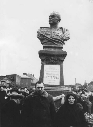 Бюст в г. Нестеров (первоначальный)