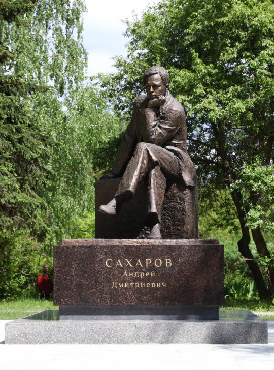 Памятник в Сарове