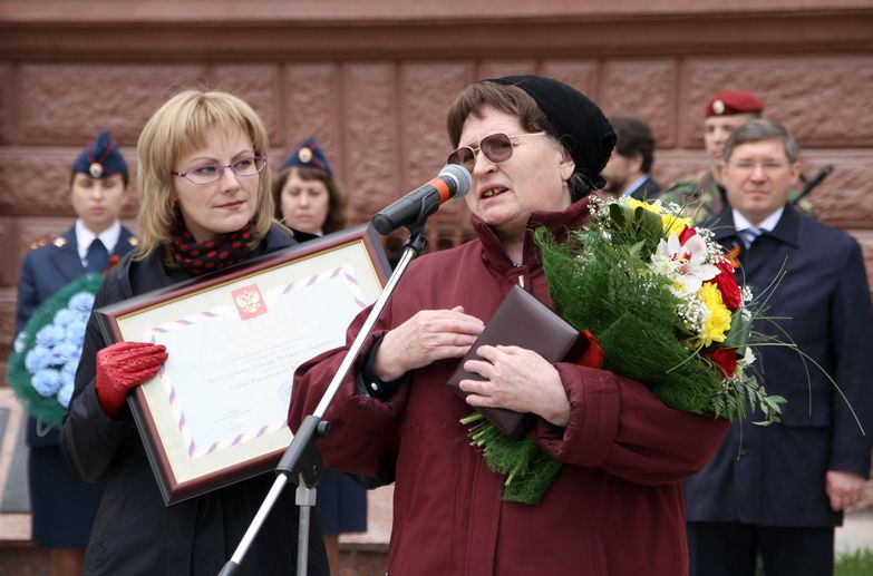 5 мая 2012 года. Тюмень. Выступление Нины Павловны Мухутдиновой, матери майора милиции Т.М.Мухутдинова, удостоенного посмертно звания Героя России, на церемонии передачи ей «Золотой Звезды».